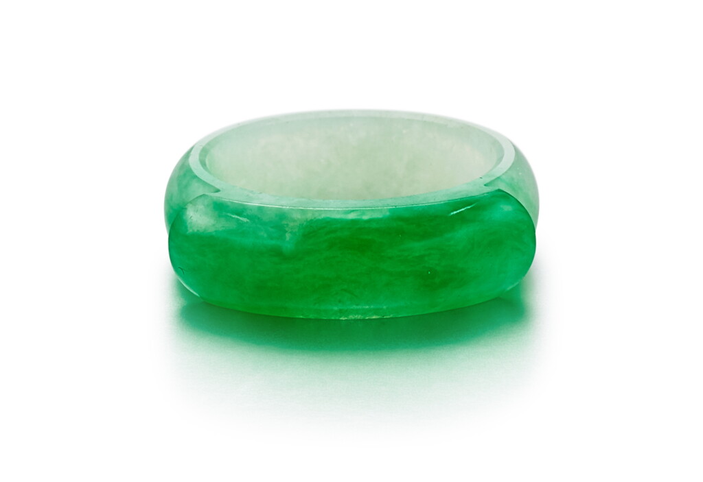 View full screen - View 1 of Lot 9182. JADEITE SADDLE RING | 天然翡翠馬鞍戒指.