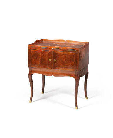 View full screen - View 1 of Lot 165. AN EARLY LOUIS XV AMARANTH SIDE WRITING TABLE, CIRCA 1730-1740 | MEUBLE DE CHEVET FORMANT TABLE À ÉCRIRE EN PLACAGE D'AMARANTE DU DÉBUT DE L'ÉPOQUE LOUIS XV, VERS 1730-1740.