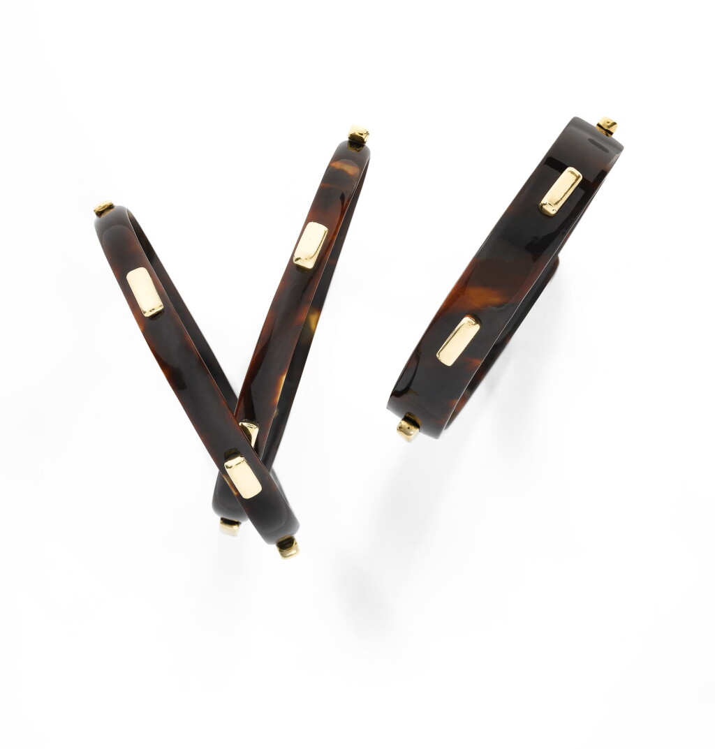 View full screen - View 1 of Lot 75. CARTIER | TROIS JONCS ÉCAILLE ET OR | THREE TORTOISESHELL AND GOLD BANGLES.