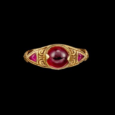 View full screen - View 1 of Lot 1076. A gold and cabochon ruby ring with angular and chased shoulders Sukhothai, Thailand, 16th century | 十六世紀 泰國素可泰 金嵌紅寶石戒指.