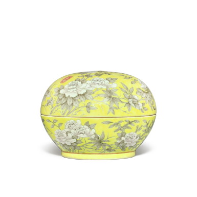 View full screen - View 1 of Lot 580. A yellow-ground grisaille-painted 'Dayazhai' 'peony and hibiscus' box and cover, Qing dynasty, Guangxu period, circa 1876 | 清光緒 約1876年 黃地墨彩牡丹芙蓉紋蓋盒 《大雅齋》《天地一家春》《永慶長春》款.