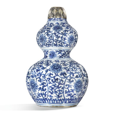 View full screen - View 1 of Lot 257. A BLUE AND WHITE DOUBLE-GOURD VASE, LATE MING DYNASTY | 晚明 青花纏枝蓮紋葫蘆瓶.