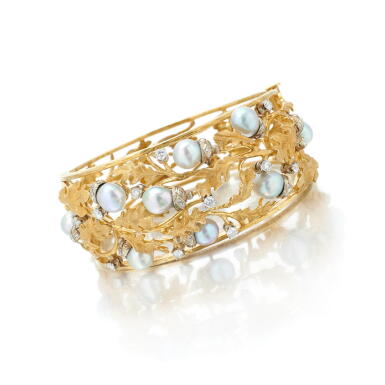 View full screen - View 1 of Lot 37. Cultured pearl, diamond and gold bracelet (Bracciale in oro con perle coltivate e diamanti).