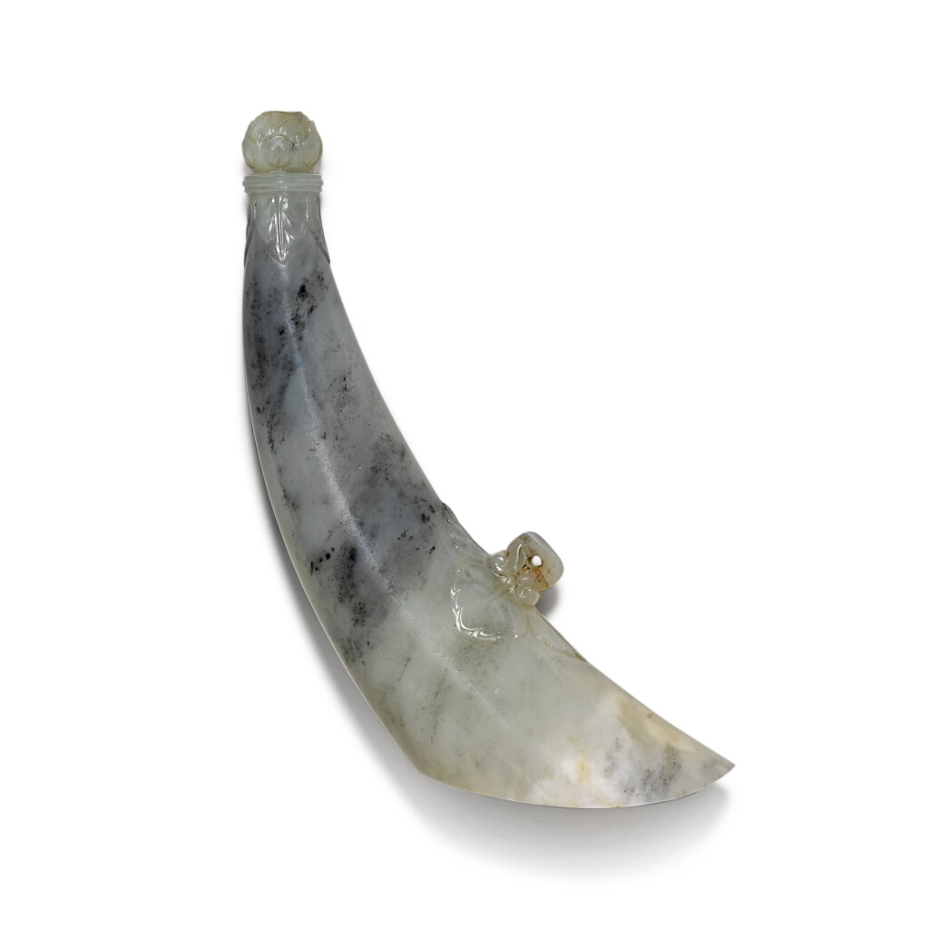 全螢幕檢視 - 查看30A Mughal-stye celadon and grey jade fitting Qing Dynasty, 19th century | 清十九世紀 灰青玉痕都斯坦式配飾的1