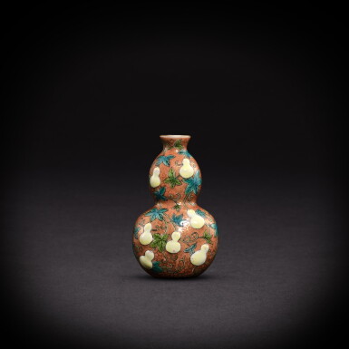 View full screen - View 1 of Lot 3413. A famille-rose and gilt-decorated 'double gourd' snuff bottle, Seal mark and period of Qianlong | 清乾隆 粉彩描金葫蘆鼻煙壺 《乾隆年製》款.
