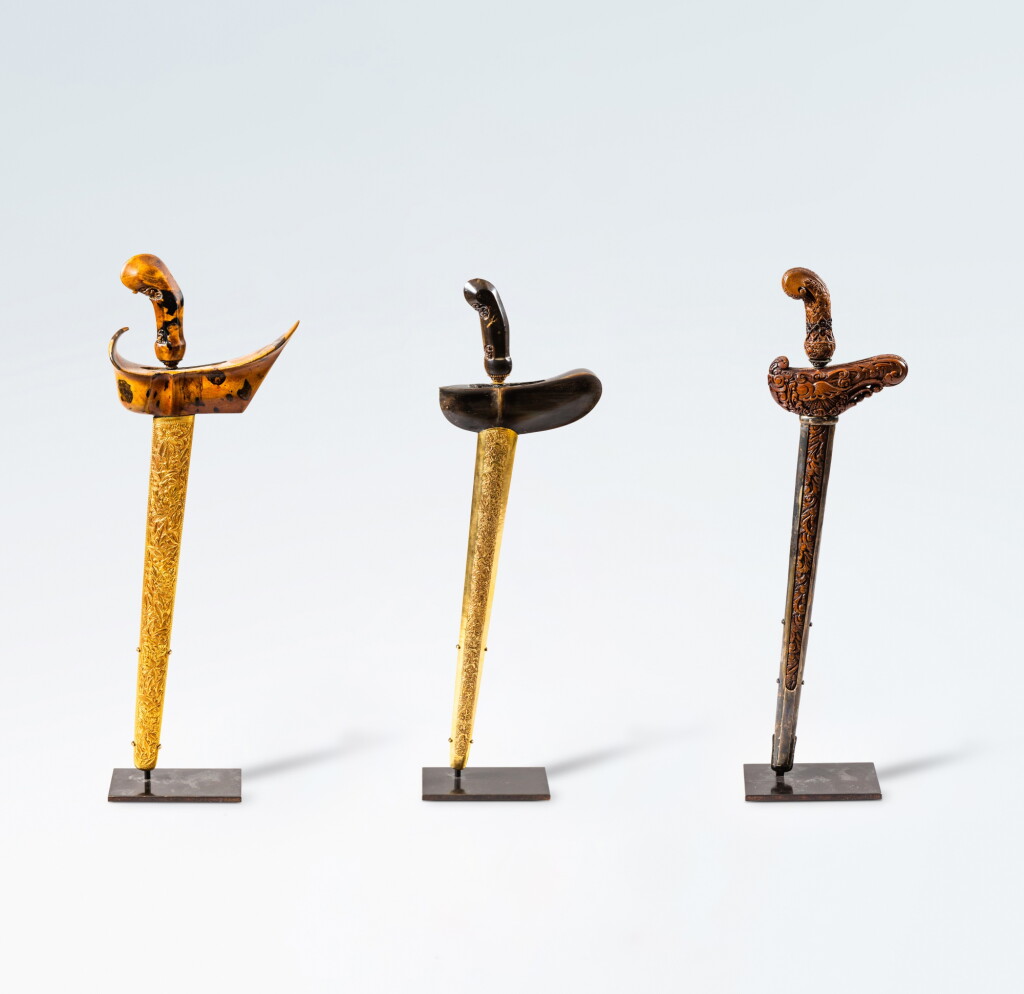 View full screen - View 1 of Lot 39. Trois Kriss, Java, Indonésie | Three Javanese Kriss, Indonesia.