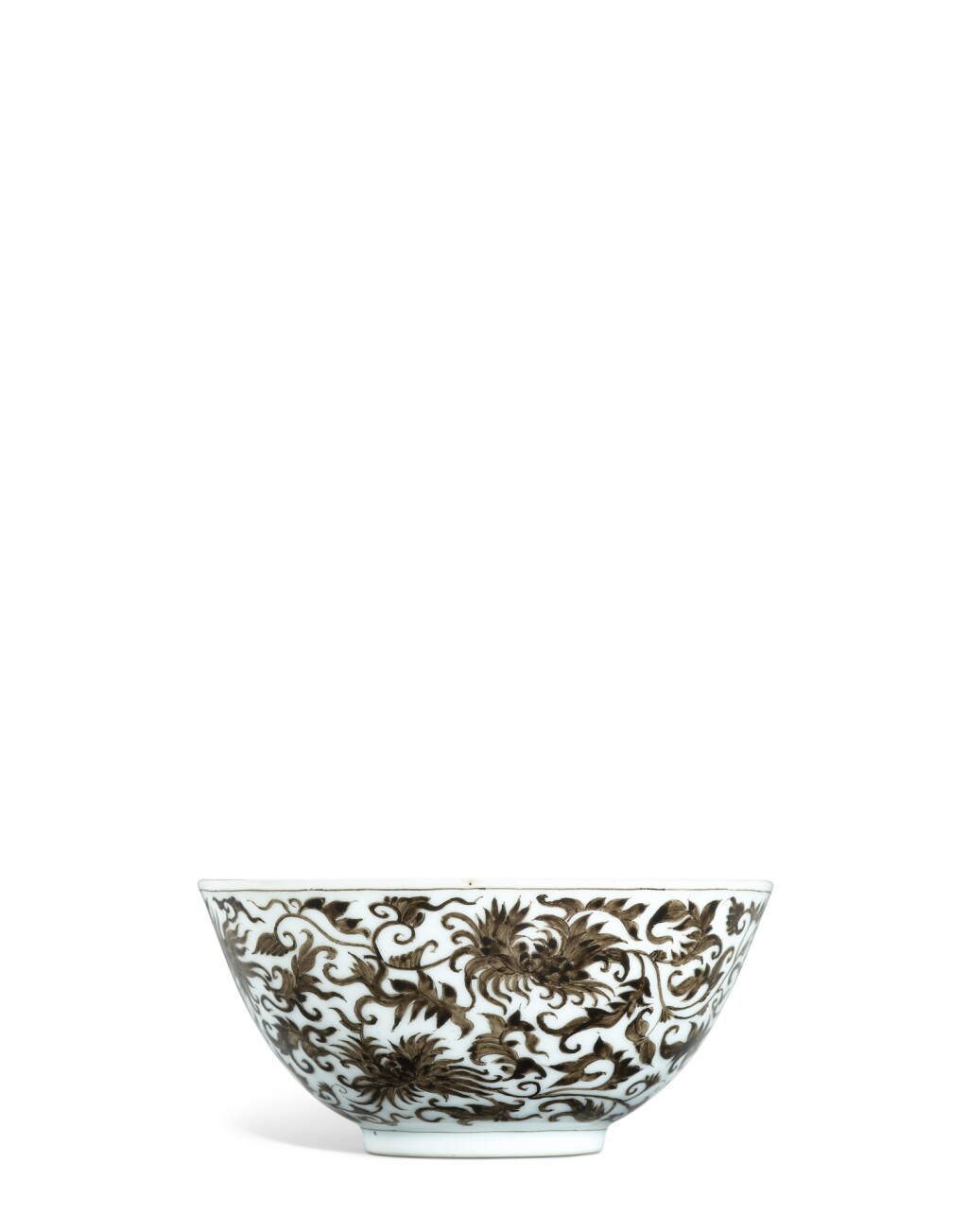 View full screen - View 1 of Lot 9838. A fine and very rare small falangcai grisaille-decorated ‘chrysanthemum’ wine cup, Mark and period of Yongzheng|清雍正 琺瑯彩赭墨纏枝菊紋茶圓 《大清雍正年製》款.