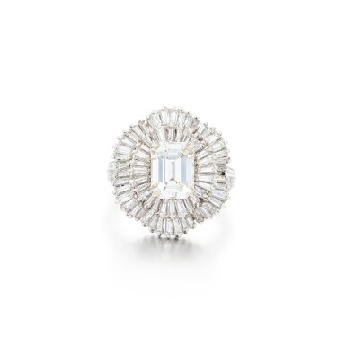 View full screen - View 1 of Lot 262. Bague diamants | Diamond ring .