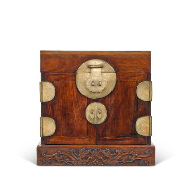View full screen - View 1 of Lot 424. A large 'hongmu' seal chest (Guanpixiang), Qing dynasty, 18th / 19th century | 清十八 / 十九世紀 紅木雕螭龍紋官皮箱.