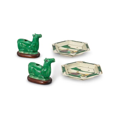 View full screen - View 1 of Lot 388. A pair of green-glazed ‘horse’ waterdroppers and a pair of biscuit-enamelled sancai hexagonal dishes, Qing dynasty, Kangxi period 清康熙 綠釉臥馬水滴一對及素三彩四駿圖六方盤一對.