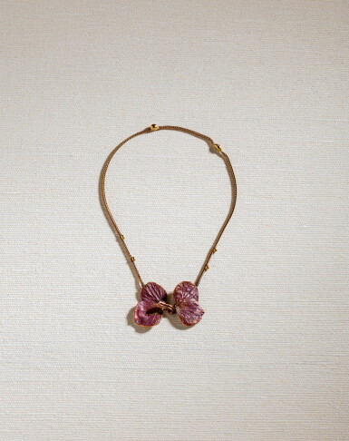 View full screen - View 1 of Lot 160. Collier Hortensia, pièce unique.
