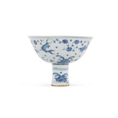 View full screen - View 1 of Lot 44. A blue and white stem bowl, Ming dynasty, second half of 15th century | 明十五世紀下半葉 青花魚藻紋高足盌.