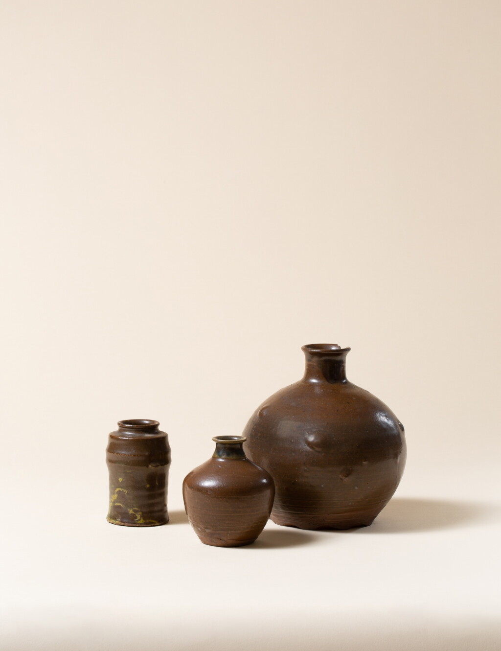 View full screen - View 1 of Lot 128. Trois vases.