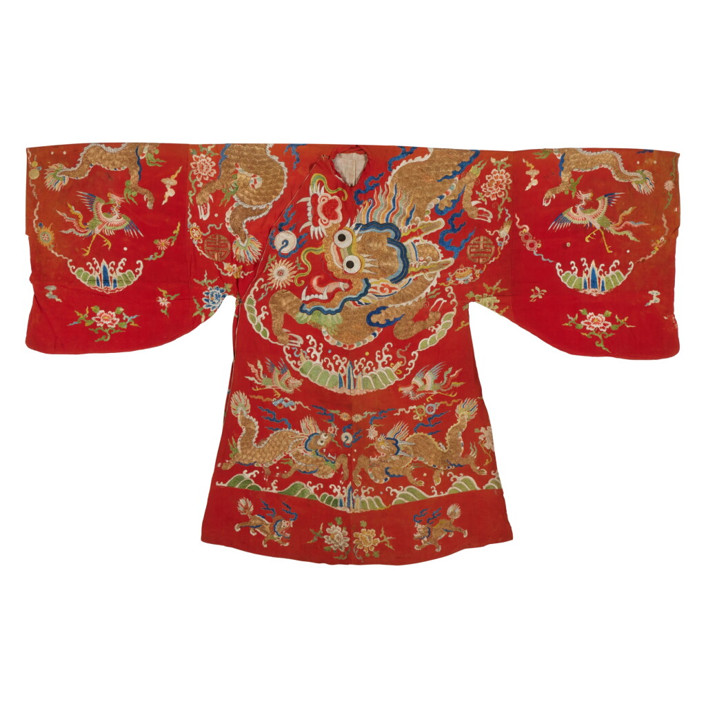全萤幕检视 - 查看621A red-ground silk embroidered 'dragon' robe, Ming dynasty, 17th century | 明十七世紀 大紅地繡麒麟彩鳳紋袍的1