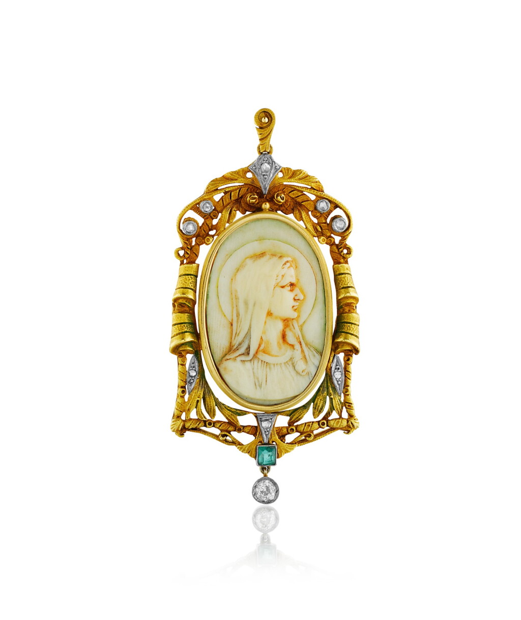 View full screen - View 1 of Lot 35. Pendentif ivoire, émeraude et diamants | Ivory, emerald and diamond pendant.