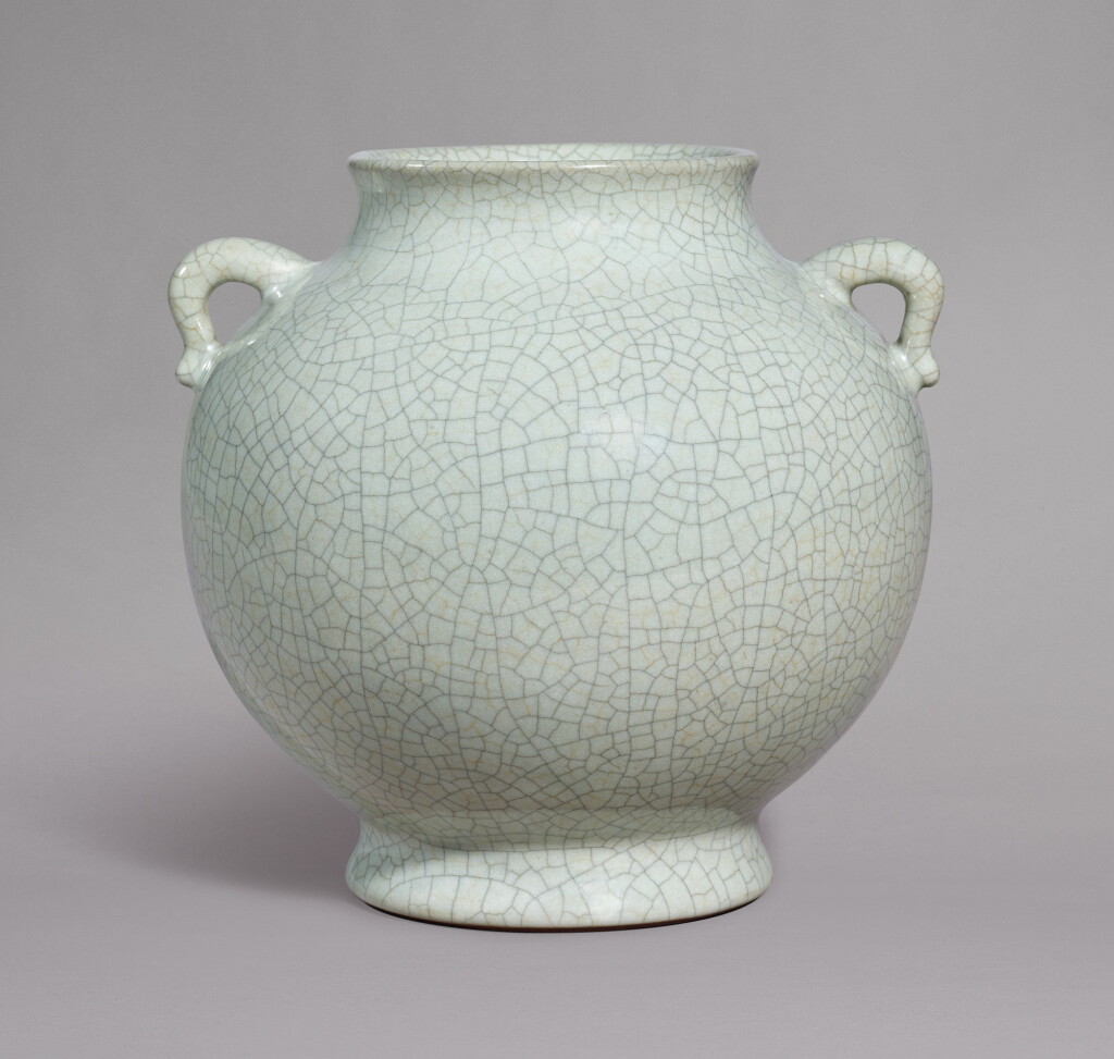 View full screen - View 1 of Lot 17. A RARE GE-TYPE HANDLED JAR, QIANLONG SEAL MARK AND PERIOD | 清乾隆 仿哥釉雙耳罐 《大清乾隆年製》款.