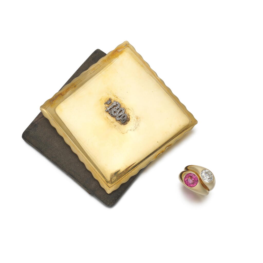 View full screen - View 1 of Lot 57. Pink spinel and diamond ring and a compact | Anello in spinello rosa e diamante e portacipria.