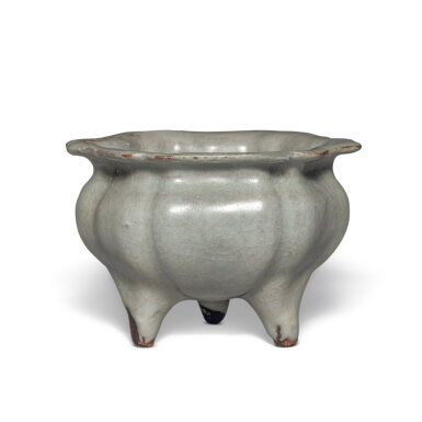 View full screen - View 1 of Lot 226. An extremely rare 'Guan' hexafoil tripod censer, Hangzhou kilns, Southern Song dynasty | 南宋 官窰三足爐.