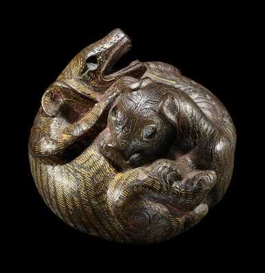 View full screen - View 1 of Lot 3674. An inscribed gold and silver-inlaid bronze weight, Han dynasty | 漢 銅錯金銀熊虎鎮紙 《日利千金富》銘款.