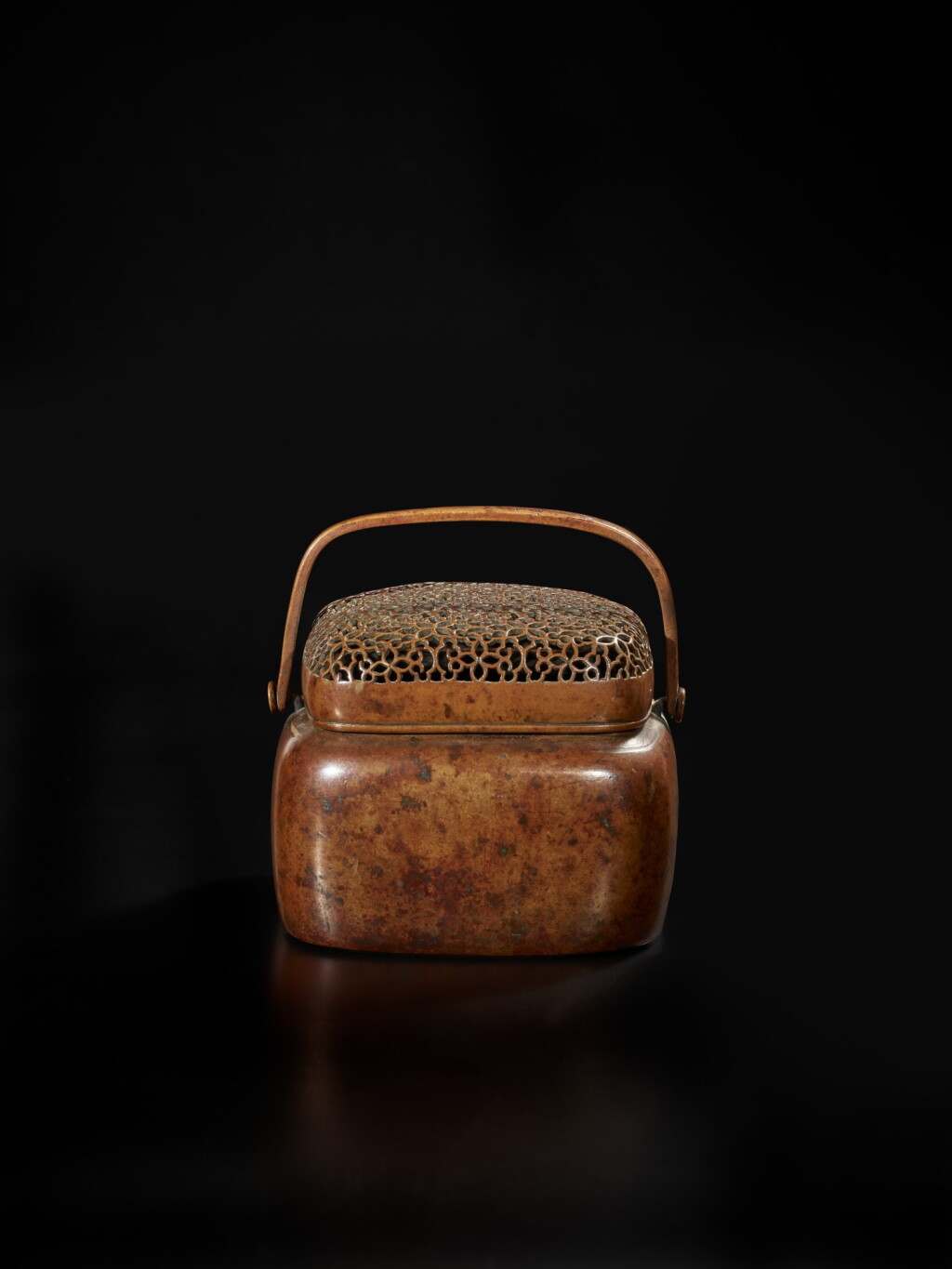 View full screen - View 1 of Lot 126. A bronze hand warmer and cover, signed Zhang Mingqi, 17th century | 十七世紀 銅透空錦紋蓋手爐 《張鳴岐製》款.