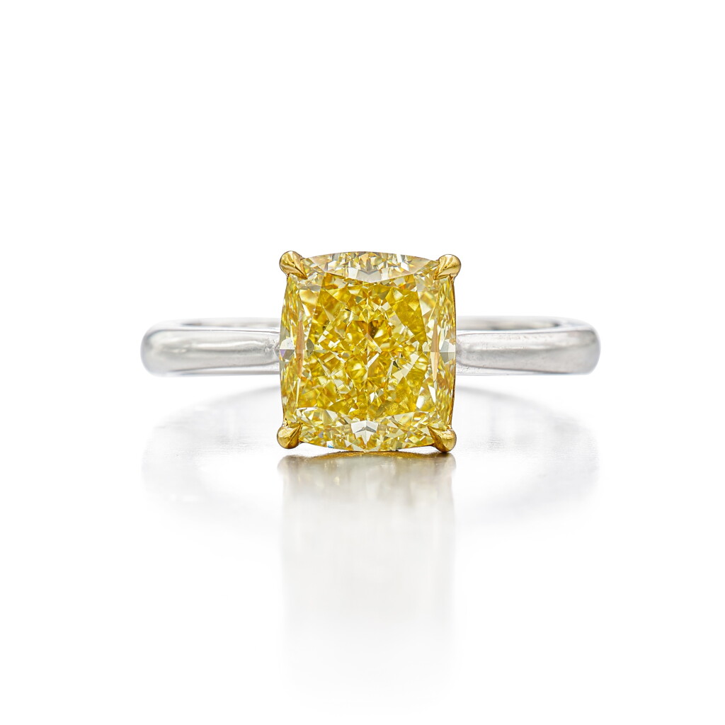 View full screen - View 1 of Lot 1719. Fancy Intense Yellow Diamond Ring | 3.12克拉 濃彩黃色鑽石 戒指.