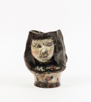 View full screen - View 1 of Lot 138. Vase en forme de buste de jeune fille.