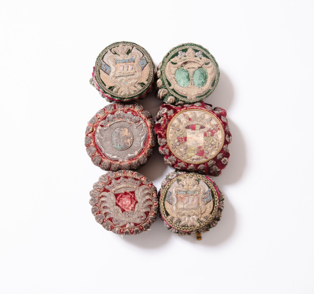 View full screen - View 1 of Lot 9. A set of six Louis XV and Louis game purses in velvet embroidery with gold and silver threads, 18th century | Ensemble de six bourses de jeux en velours et broderie aux fils d’or et d’argent, avec des armoiries d'époque Louis XV et Louis XVI, XVIIIe siècle.