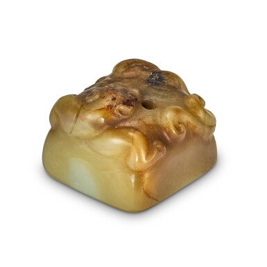 View full screen - View 1 of Lot 2082. An inscribed archaistic jade seal Ming dynasty '|' 明 玉螭龍鈕方印.