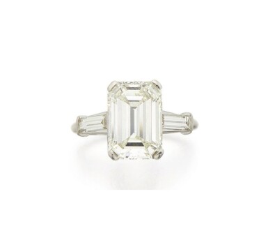 View full screen - View 1 of Lot 24. DIAMOND RING.