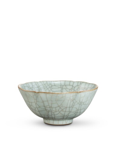 View full screen - View 1 of Lot 3646. A fine guan-type hexalobed bowl, Seal mark and period of Qianlong | 清乾隆 仿官窰葵口盌 《乾隆年製》款.