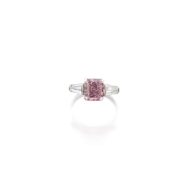 View full screen - View 1 of Lot 1658. VAN CLEEF & ARPELS | FANCY DEEP PURPLE-PINK DIAMOND AND DIAMOND RING 梵克雅寶 | 2.59卡拉 方形 深彩紫粉紅色 VS2淨度 鑽石 配 鑽石 戒指.