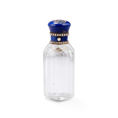 View full screen - View 1 of Lot 147. A hardstone and crystal scent flask with pearl-set gold mounts, Paris, late 19th century | Flacon à parfum en pierre dure et cristal avec monture en or serties de perles, Paris, fin du XIXe siècle .