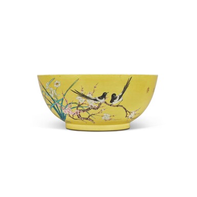 View full screen - View 1 of Lot 591. A large yellow-ground famille-rose 'Dayazhai' 'birds and flowers' bowl, Qing dynasty, Guangxu period, circa 1876 | 清光緒 約1876年 黃地粉彩花鳥紋大盌 《大雅齋》《天地一家春》《吉祥如意》款.