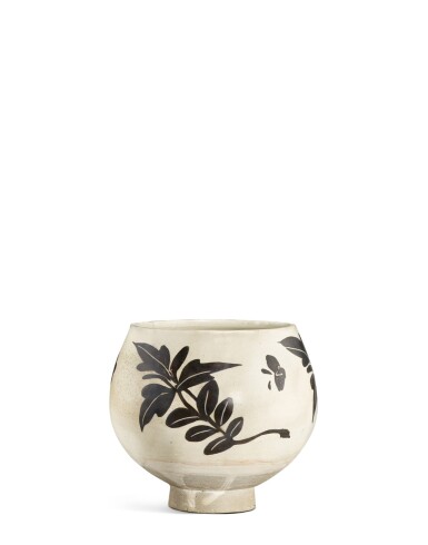 View full screen - View 1 of Lot 5018. A painted Cizhou 'floral' jar, Northern Song dynasty | 北宋 磁州黑彩花蝶紋缽.