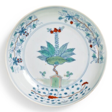 View full screen - View 1 of Lot 154. A doucai 'pomegranate' dish, Qing dynasty, early 18th century | 清十八世紀初 鬥彩花果紋盤 《大明成化年製》仿款.