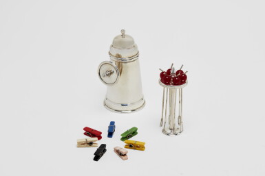 View full screen - View 1 of Lot 67. AN ENGLISH SILVER-PLATED AND BAKELITE WINDMILL-FORM DRINKS MARKER AND COCKTAIL PICK SET.