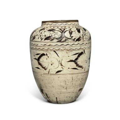 View full screen - View 1 of Lot 165. A large painted Cizhou-type jar, Ming dynasty.