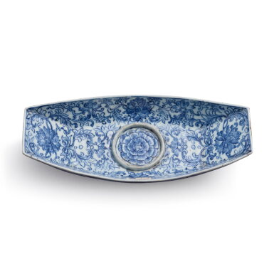 View full screen - View 1 of Lot 3397. A blue and white 'lotus' tea boat, Qing dynasty, 19th century | 清十九世紀 青花纏枝蓮紋茶船 《大清乾隆年製》寄託款.