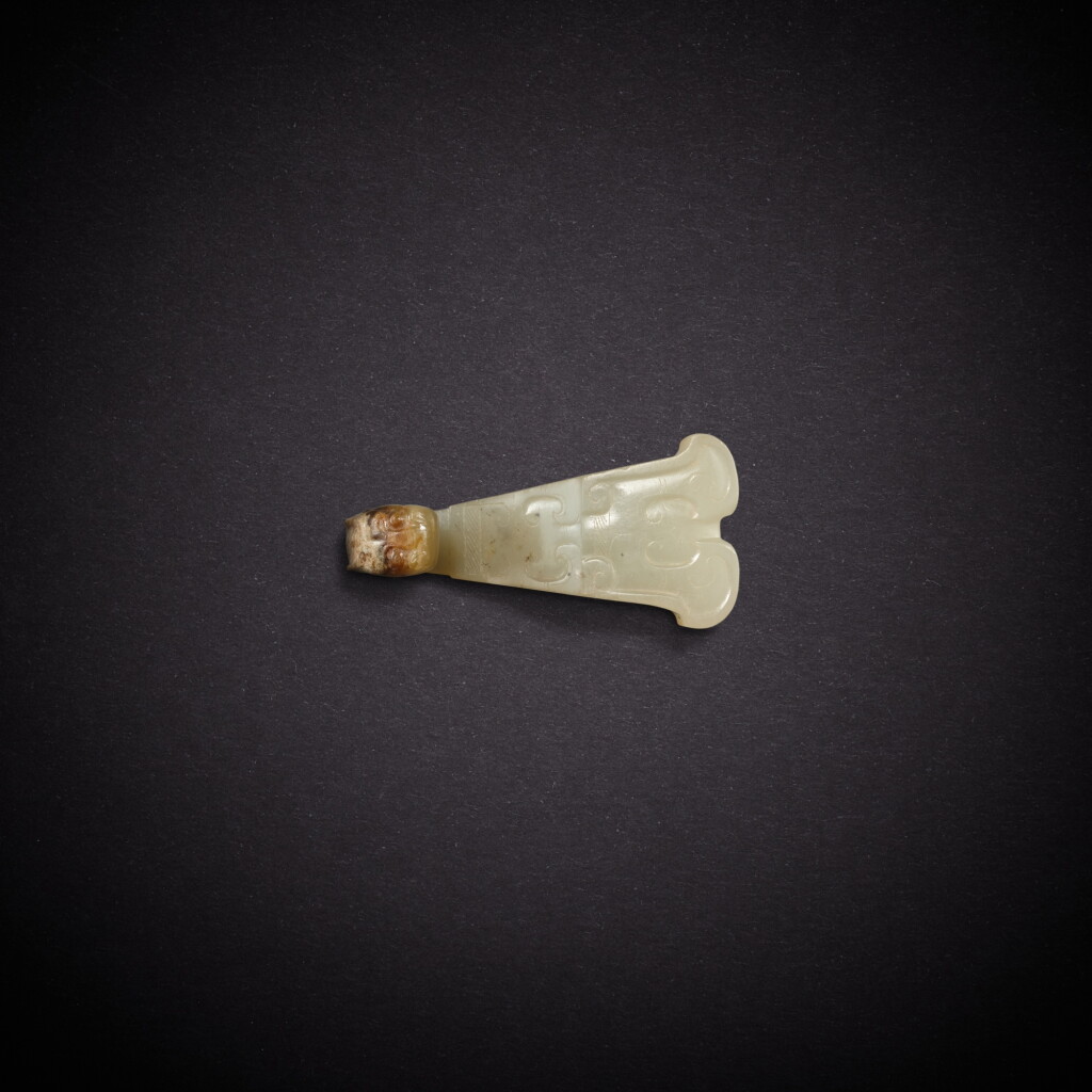 View full screen - View 1 of Lot 814. A white jade 'dragon' belt hook, Han dynasty | 漢 白玉龍首帶鉤.