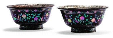 View full screen - View 1 of Lot 38. RARE PAIRE DE GRANDS BOLS EN LAQUE ET INCRUSTATIONS DE NACRE DYNASTIE QING, ÉPOQUE KANGXI | 清康熙 黑漆嵌螺鈿蓮紋盌一對 | A rare pair of large mother-of-pearl inlaid lacquer bowls, Qing Dynasty, Kangxi period.