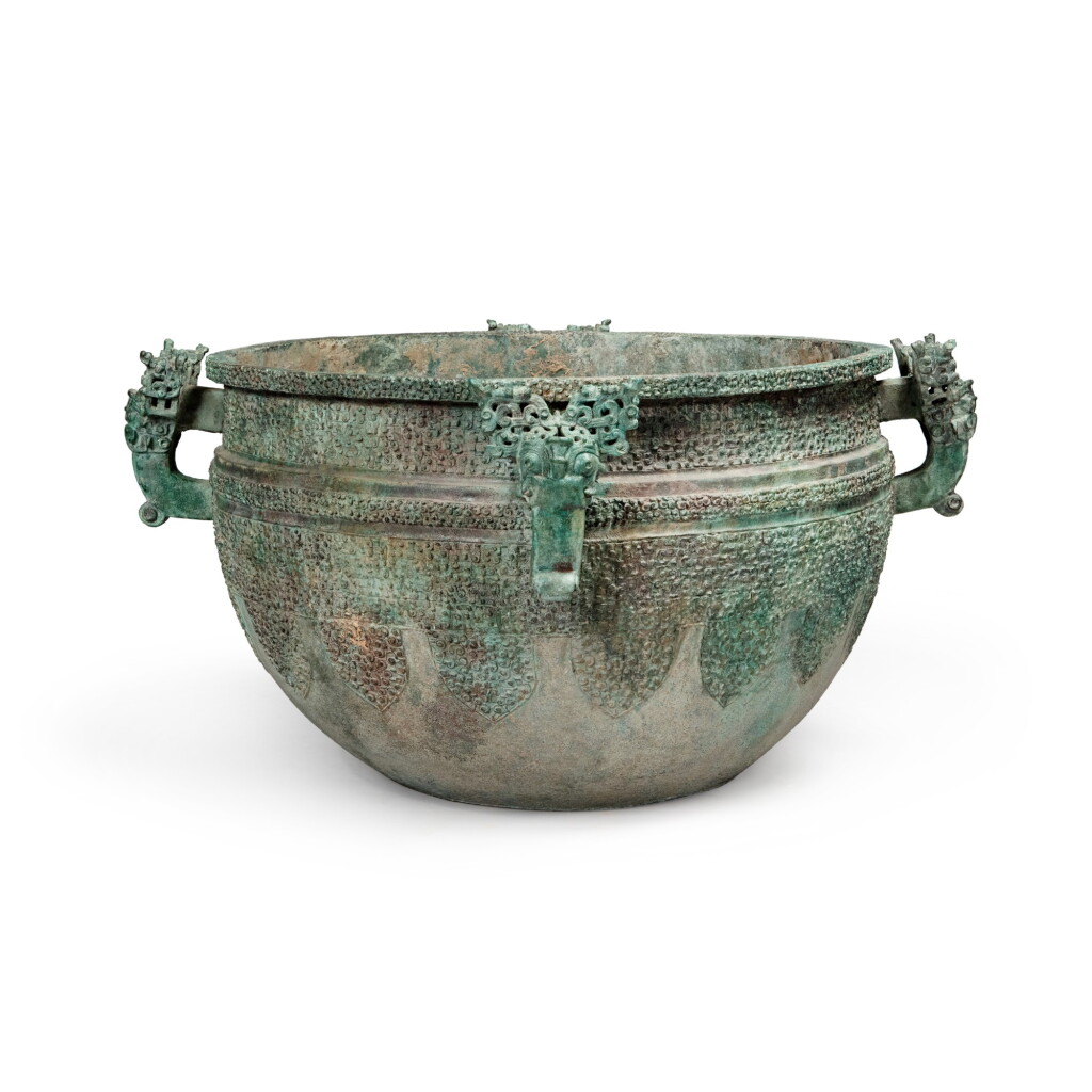 View full screen - View 1 of Lot 17. A massive archaic bronze water basin (Jian), Eastern Zhou dynasty, late Spring and Autumn period, circa 500 BC | 東周 春秋末 約公元前500年 青銅變形龍紋獸首耳鑒.