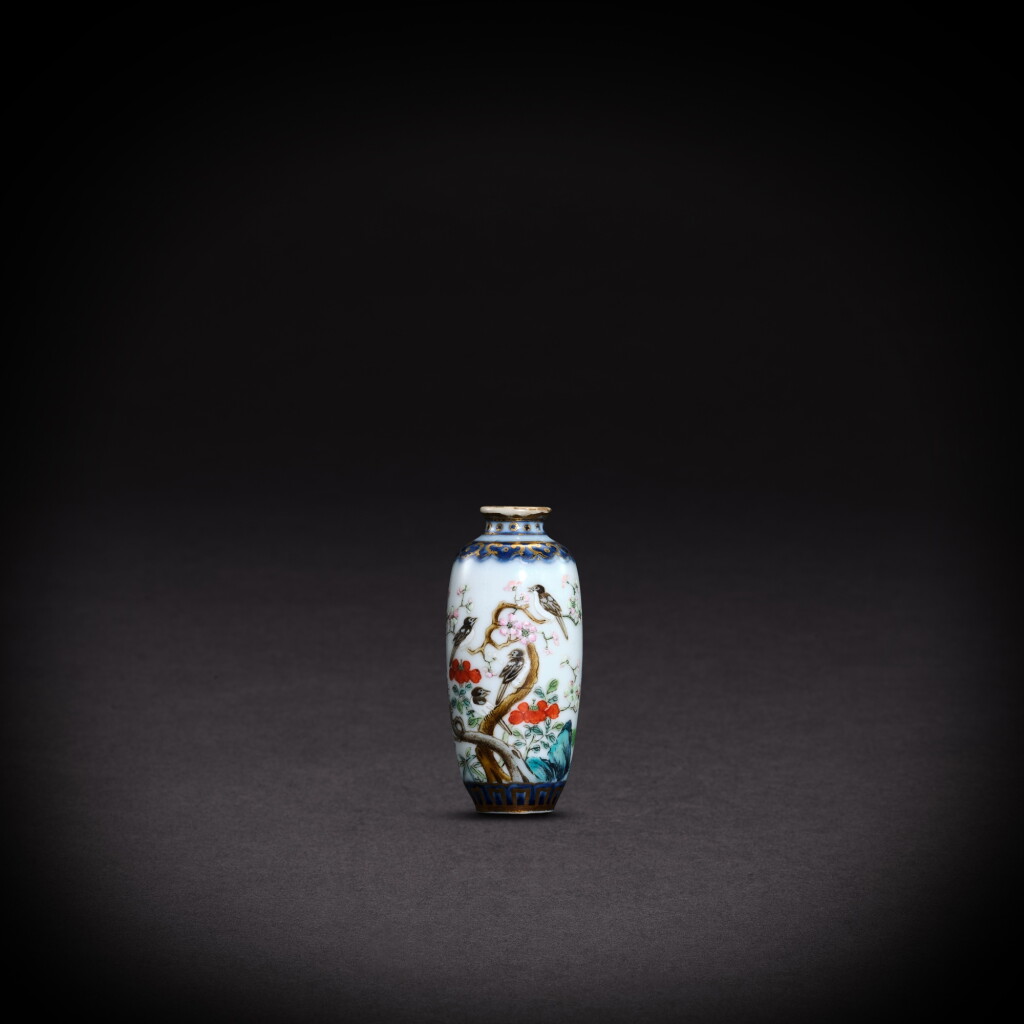 View full screen - View 1 of Lot 3423. A famille-rose 'prunus blossom and magpies' snuff bottle, Seal mark and period of Qianlong | 清乾隆 粉彩喜上眉梢詩文圖鼻煙壺 《乾隆年製》款.