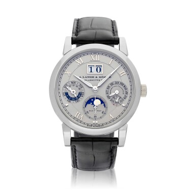 全萤幕检视 - 查看2230Sax-O-Mat Langematik Perpetual, Reference 310.025 | A platinum perpetual calendar wristwatch with day, digital date display, moon phases, 24 hours, leap year indication and zero-reset mechanism, Circa 2006 | 朗格 | Sax-O-Mat Langematik Perpetual 型號310.025 | 鉑金萬年曆腕錶,備數位日期、星期、月相、24小時、閏年顯示及歸零裝置,約2006年製的1