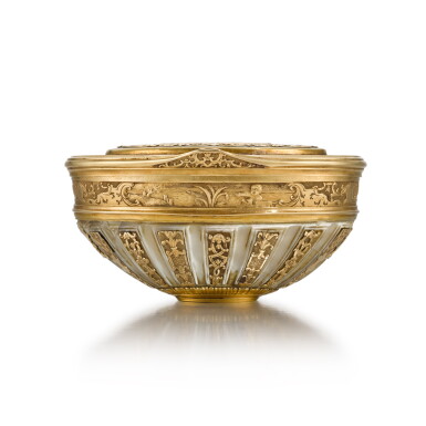 View full screen - View 1 of Lot 44. A Regence gold and mother-of-pearl snuff box, probably German, circa 1730,.