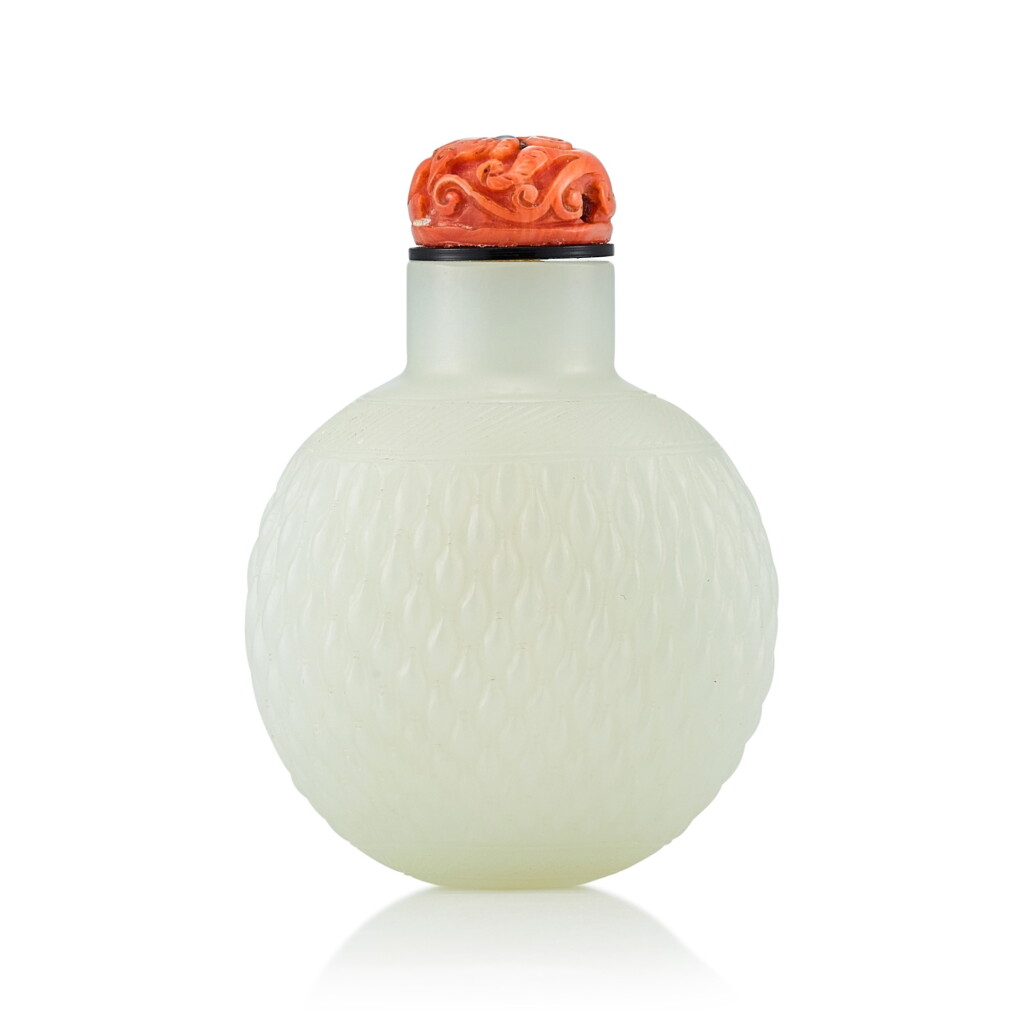 View full screen - View 1 of Lot 3031. A White Jade 'Basket-Weave' Snuff Bottle Qing Dynasty, 18th - 19th Century | 清十八至十九世紀 白玉竹簍紋鼻煙壺.