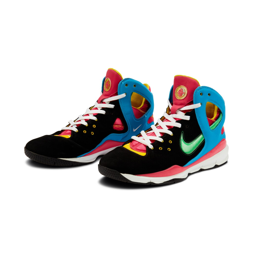 View full screen - View 1 of Lot 8503. Nike Kanye West Huarache ‘Glow in the Dark Tour’ Sample | Nike Kanye West Huarache「Glow in the Dark Tour」樣品鞋.