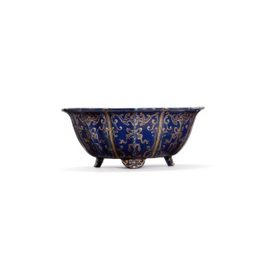 View full screen - View 1 of Lot 9313. A blue-ground and gilt-decorated ‘bat and chime’ jardinière, Qing dynasty, Qianlong - Jiaqing period | 清乾隆至嘉慶 藍地描金福慶紋花盆.