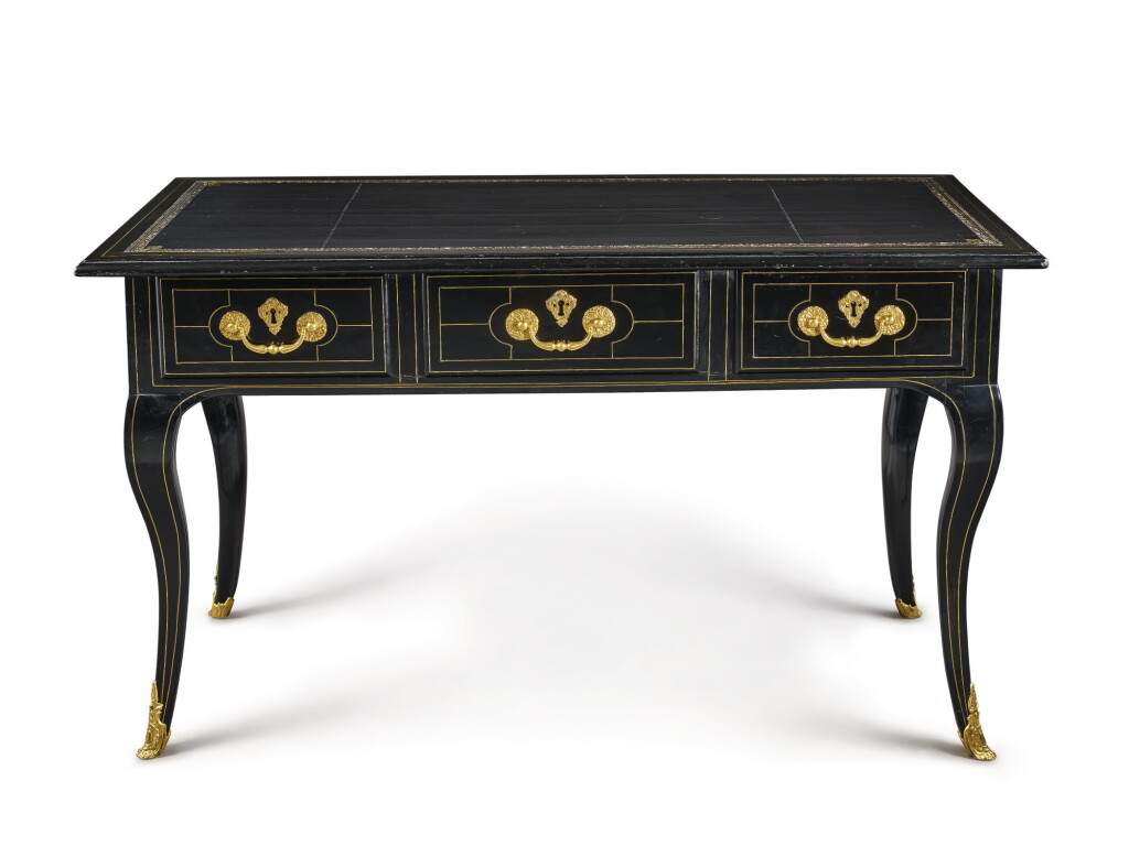 Voir en plein écran - Voir 1 du lot 706. A REGENCE GILT BRONZE-MOUNTED AMD BRASS INLAID EBONIZED BUREAU PLAT, CIRCA 1720.