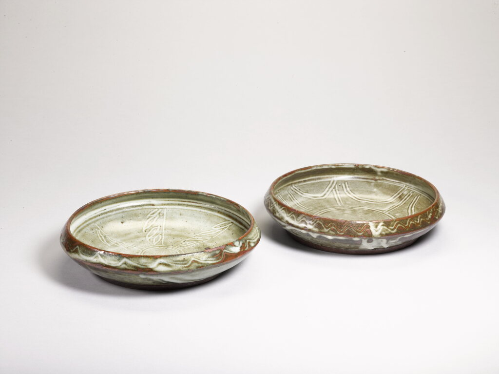 Voir en plein écran - Voir 1 du lot 42. A Pair of Open Bowls.
