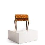 Bureau en pente en placage de bois de rose, bois de violette, satiné, amarante et bronze doré d’époque Louis XV, vers 1750, attribué à Christophe Wolff